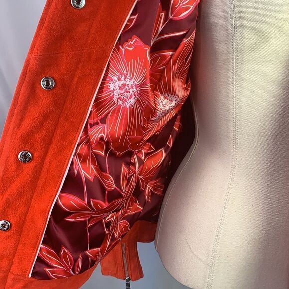 Isaac
Mizrahi NWOT red suede snap front jacket - Picture 10 of 12